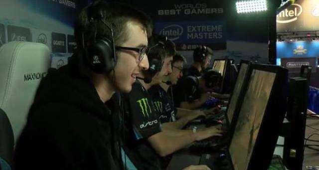 这枚羽毛未 这枚羽毛未